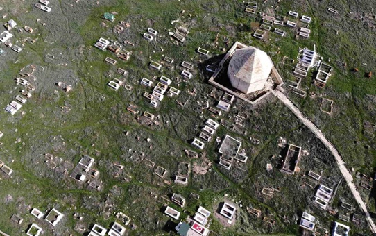 Bayburt'ta Hacı Kutlu Bey'in türbesinin bulunduğu mezarlıkta tarihi taşlar kayıp