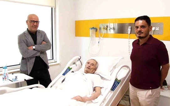 82 Yaşındaki Mehmet Akgün'e Zorlu Kalp Pili Operasyonu