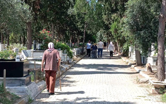 Nazilli'de arefe günü mezarlıklar doldu taştı