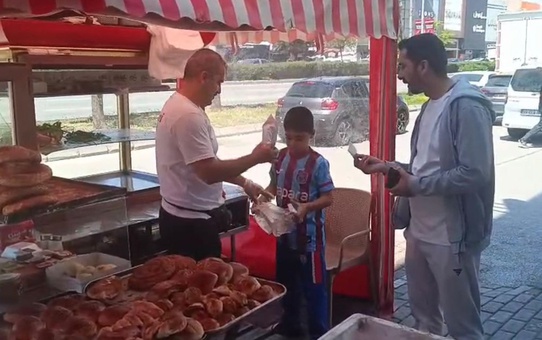 Baba, Oğluna Mini Futbol Sahası Yaptı
