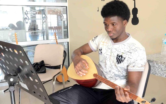 Büyükşehir'in bağlama kursu Afrika'dan gelen öğrenciye ilham oldu