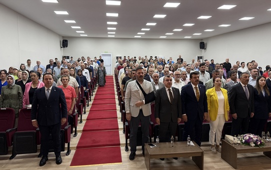 Başkan engelli tiyatrocularla sahneye çıktı