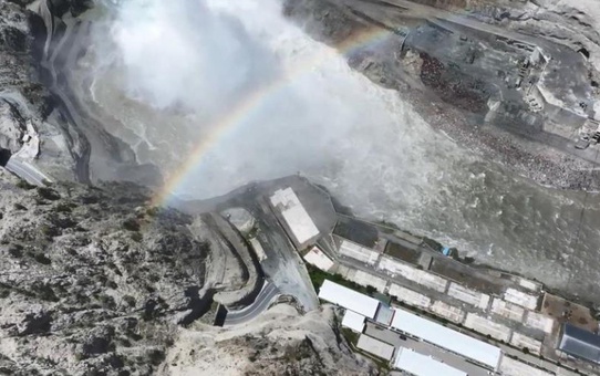 Yusufeli Barajı'nda kapaklar açıldı, gökkuşağı görüntüsü hayran bıraktı