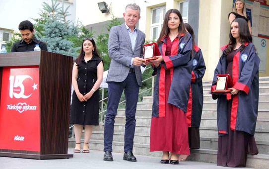 Iğdır'da Mezuniyet Sevinci