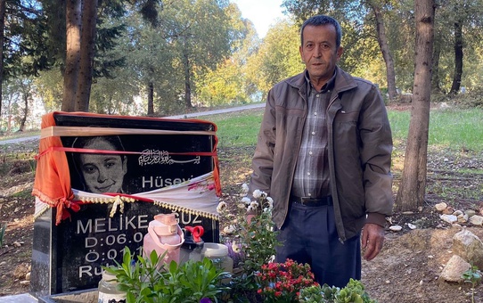 Kızının mezarından ayrılmıyordu! Kanserden hayatını kaybetti