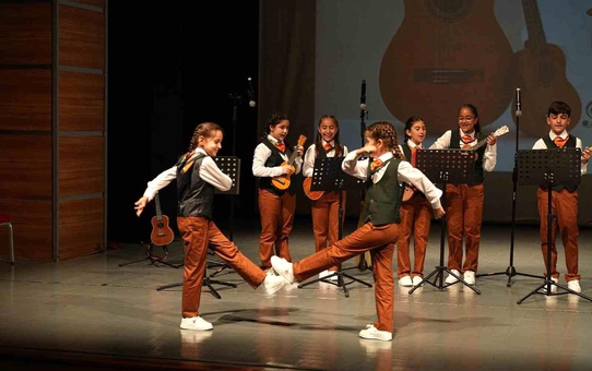 Konservatuvar öğrencileri hem çaldı hem oynadı