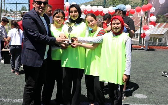 Sivas’ta okul sporlarına yoğun katılım ödüllendirildi