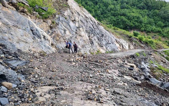 Heyelan nedeniyle kapanan köy yolunda vatandaşlar halatlarla karşıya geçti