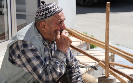 Hayatta kimsesi kalmayınca tarım aletlerini kaldırım kenarında satışa çıkardı