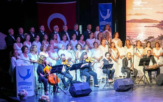 Yağmura rağmen büyük ilgi: ASEV Türk Sanat Müziği Korosu'ndan İstanbul şarkıları gecesi