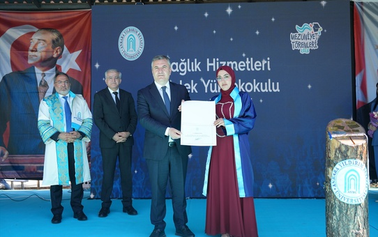 AYBÜ'de Mezuniyet Coşkusu