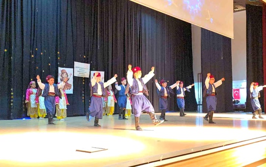 Denizli'de geleneksel halk oyunları gecesi büyük ilgi gördü