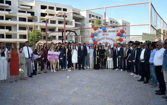 Başkan Yapar, gençlerin mezuniyet coşkusuna ortak oldu