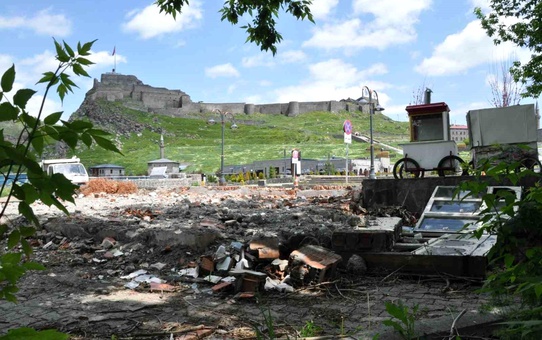 Kars'ta belediyeye ait bahçe, inşaat kalıntılarıyla tarihi bölgeyi olumsuz etkiliyor