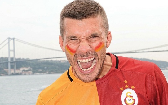 Fenerbahçe'nin rakibi olan Podolski'den flaş paylaşım