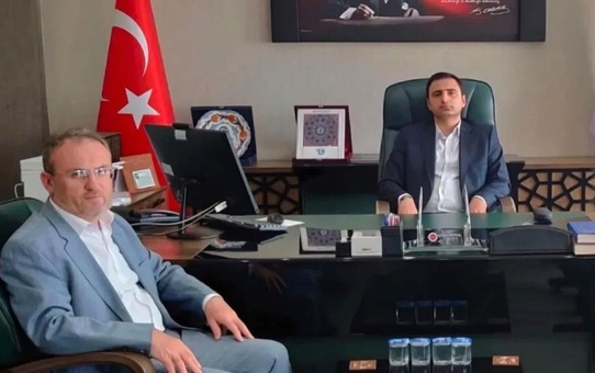 Müftülükte tartışma yaratan görüntü: Stajyer vali yardımcısı vekili makam koltuğuna oturdu, Diyanet camiasından tepki geldi