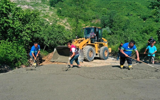 Ordu'da heyelan sonucu açılan alternatif yol betonla güçlendirildi