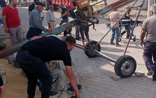 Helezon Makinesine Sıkışan Tarım İşçisi Yaralandı