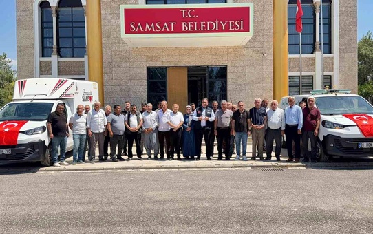 Başkan Fırat, iki aracı şahsi bütçesi ile alarak belediyeye hibe etti