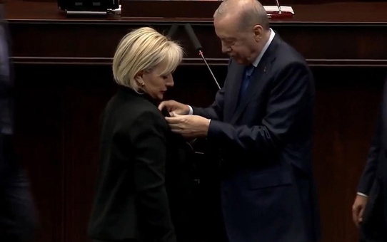 CHP'den istifa eden İstanbul Milletvekili Nimet Özdemir, AK Parti'ye katıldı.