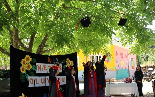 Akmescit İlkokulu'ndan Mezuniyet Coşkusu