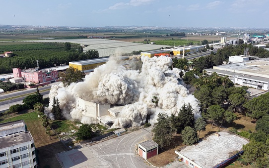 Adana'nın simge yapısı saniyeler içinde tuzla buz oldu