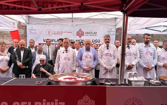 Tarihi Mısır Çarşısı'nda 20 bin kişilik aşure ikramı