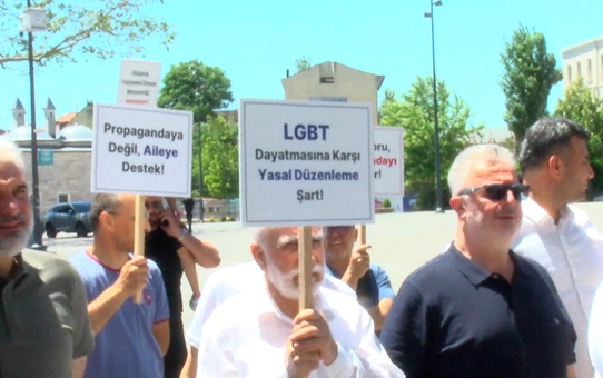 Büyük Aile Platformu'ndan LGBT Temalı Gemi Protestosu