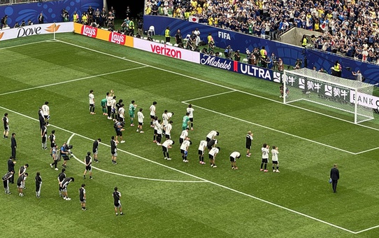 Japon futbolcular, Brezilya'ya elendiği için taraftarların önünde eğilerek özür diledi
