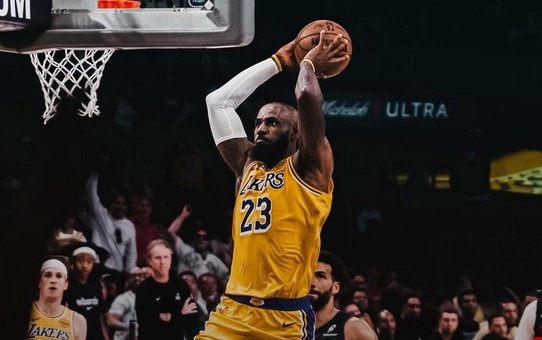 Los Angeles Lakers, LeBron James'e veda etti