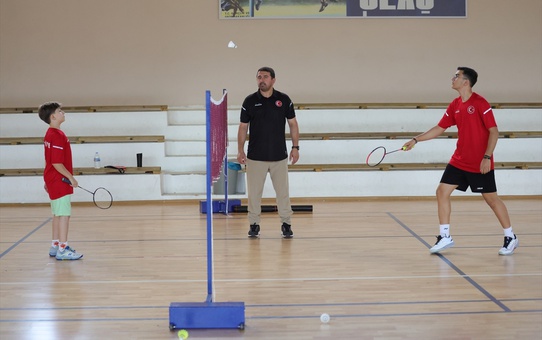Badminton Aşkıyla Yetişen Danacı Ailesi