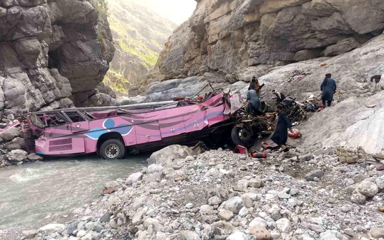 Pakistan'da Otobüs Felaketi: 40 Ölü