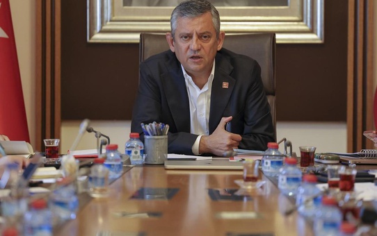 Bir ilk yaşanıyor! İşte Özgür Özel'in masasındaki anket sonuçları