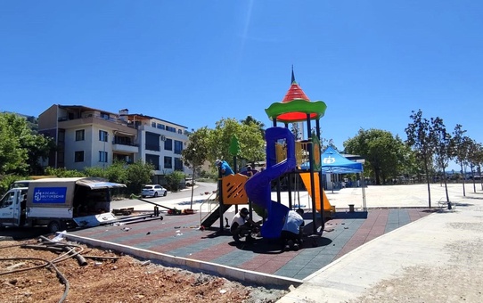 Gölcük Ulaşlı Sahili'ne yeni çocuk oyun alanı inşa ediliyor