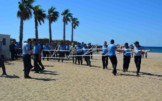 Ayvalık Sarımsaklı plajlarında şezlong ve usulsüz yapılaşmalara ani operasyon