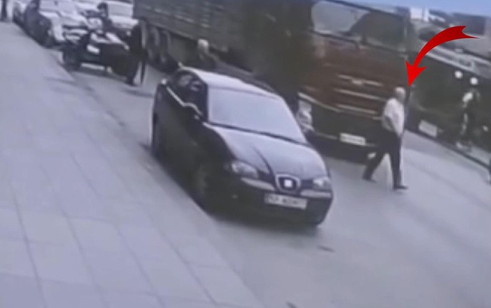 Tırın altında kalan yaşlı adam hayatını kaybetti