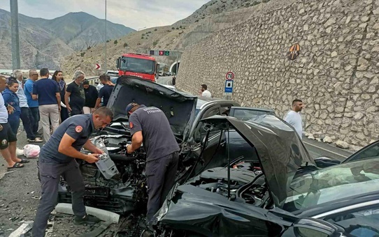 Pirinkayalar Tüneli çıkışında otomobiller kafa kafaya çarpıştı: 4 yaralı