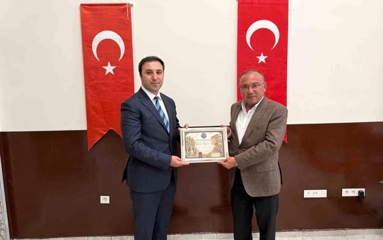 Çavdarhisar Kaymakamı Murat Ak'a Fahri Hemşehrilik Beratı