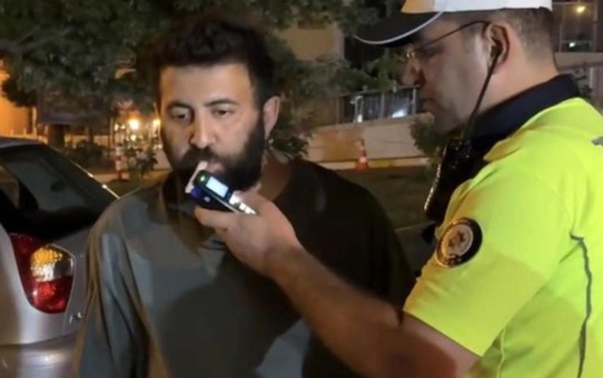 Alkol çıkmayınca bakın ne yaptı: Sürücünün o halleri kamerada