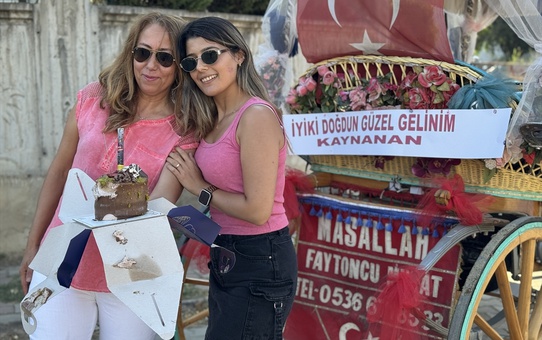 Kaynana ve Gelin Faytonla Şehir Turu Attı