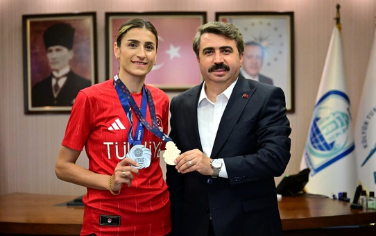 Milli tekvandocu Hatice Kübra İlgün, madalya sevincini yıldırım belediye başkanı oktay yılmaz'la paylaştı