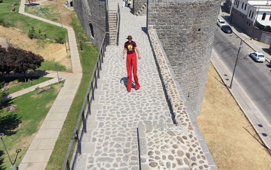 Tehlikeli Yürüyüş: Refik Ceviz Surlarda