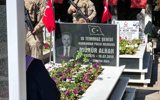FETÖ şehidi Münür Alkan kabri başında anıldı