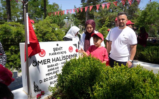 Ömer Halisdemir’in kabri 15 Temmuz’un 10. yılında ziyaretçi akınına uğradı