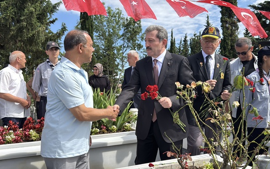Minik Elif, şehit dayısının fotoğrafını öptü