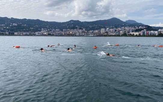 Rize'de 15 Temmuz anısına 4 km yüzüldü