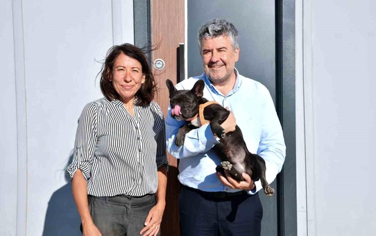 Şiddet gören köpeği Başkan Mesut Akbıyık sahiplendi