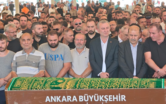 Zincirleme Kazada İki Şoför Hayatını Kaybetti