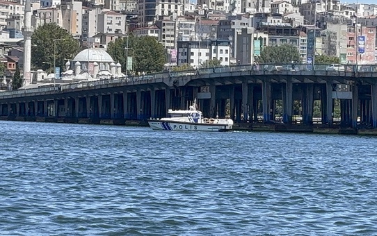 Haliç'te Tekne Kazası: Görevli Denize Düştü