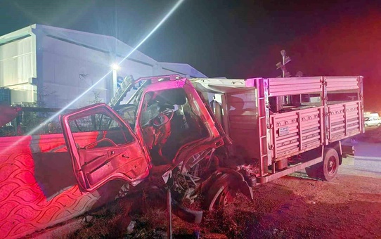 Kamyon önce traktöre sonra duvara çarptı: 1 ölü, 3 yaralı
